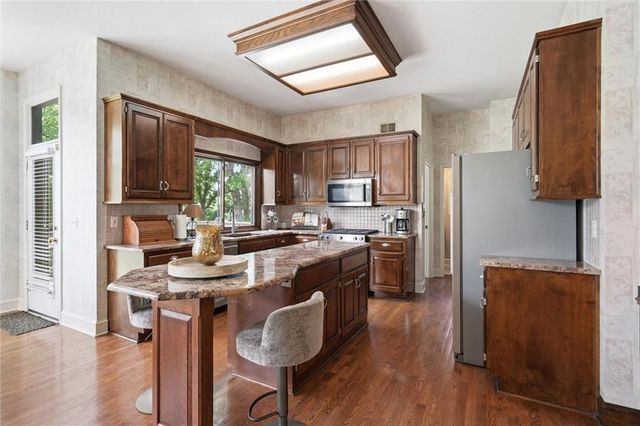 5634 Cottonwood Drive, Shawnee, KS 66216