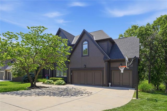 5634 Cottonwood Drive, Shawnee, KS 66216