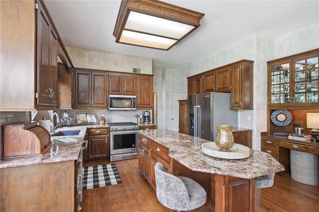 5634 Cottonwood Drive, Shawnee, KS 66216