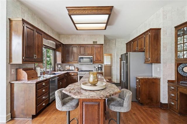 5634 Cottonwood Drive, Shawnee, KS 66216
