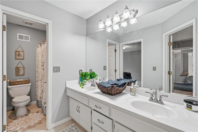 5634 Cottonwood Drive, Shawnee, KS 66216