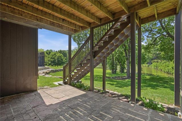 5634 Cottonwood Drive, Shawnee, KS 66216