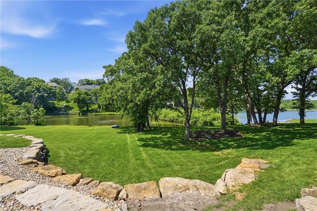5634 Cottonwood Drive, Shawnee, KS 66216