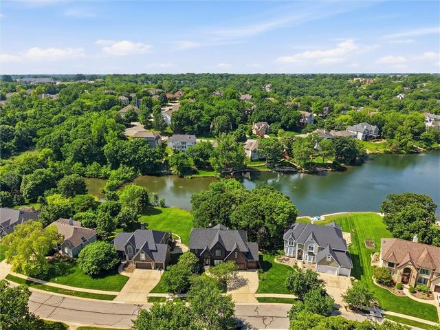 5634 Cottonwood Drive, Shawnee, KS 66216