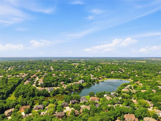 5634 Cottonwood Drive, Shawnee, KS 66216
