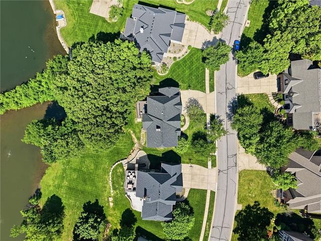 5634 Cottonwood Drive, Shawnee, KS 66216