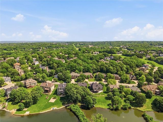 5634 Cottonwood Drive, Shawnee, KS 66216