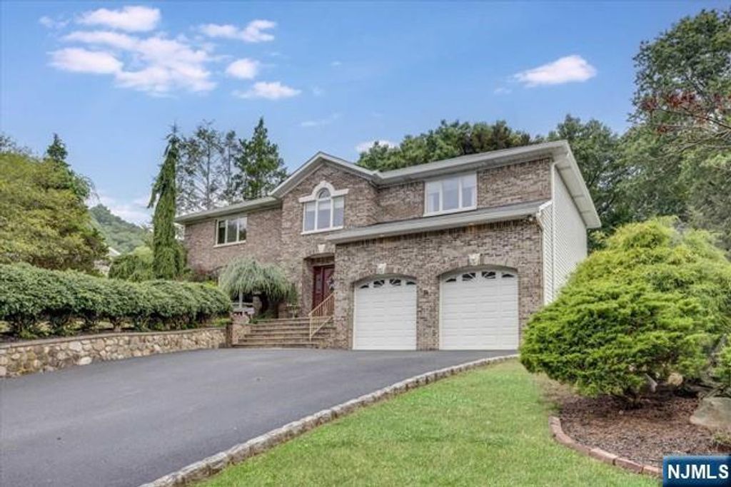 64 Roosevelt Avenue, North Haledon, NJ 07508