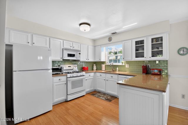 11 Moss Haven Way, Howell, NJ 07731