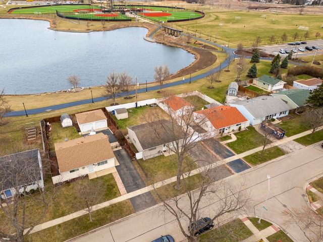 216 W Jeffery Avenue, Wheeling, IL 60090