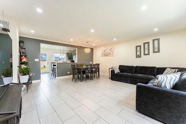 216 W Jeffery Avenue, Wheeling, IL 60090