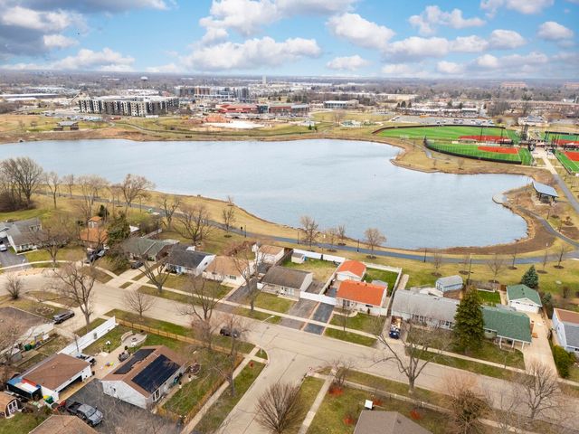 216 W Jeffery Avenue, Wheeling, IL 60090