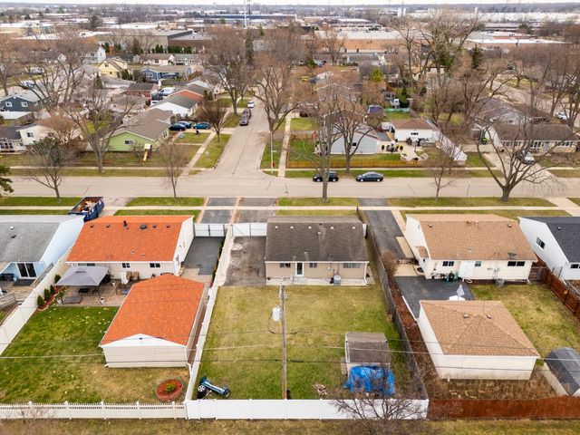 216 W Jeffery Avenue, Wheeling, IL 60090