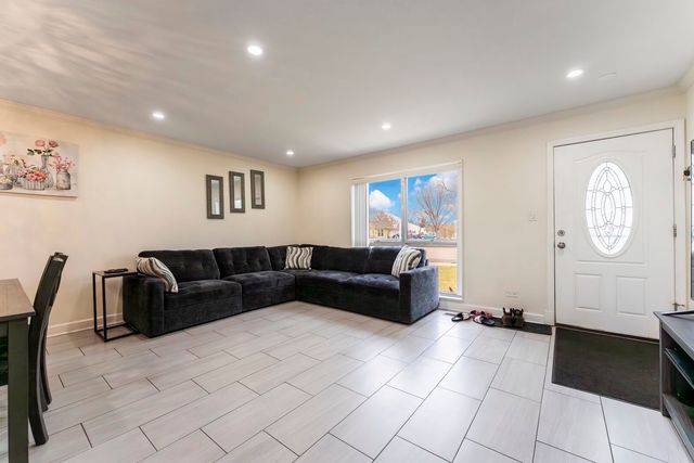 216 W Jeffery Avenue, Wheeling, IL 60090