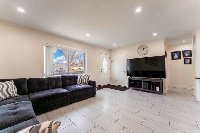 216 W Jeffery Avenue, Wheeling, IL 60090