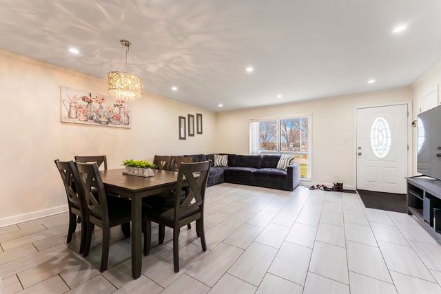 216 W Jeffery Avenue, Wheeling, IL 60090