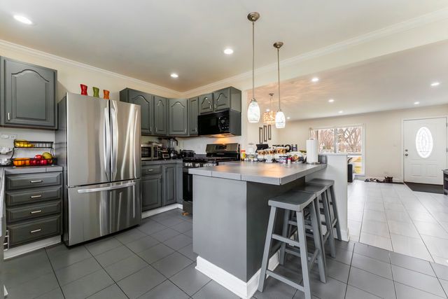 216 W Jeffery Avenue, Wheeling, IL 60090