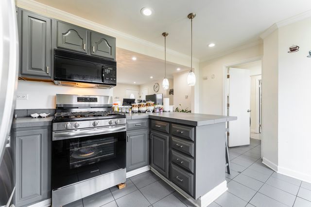 216 W Jeffery Avenue, Wheeling, IL 60090