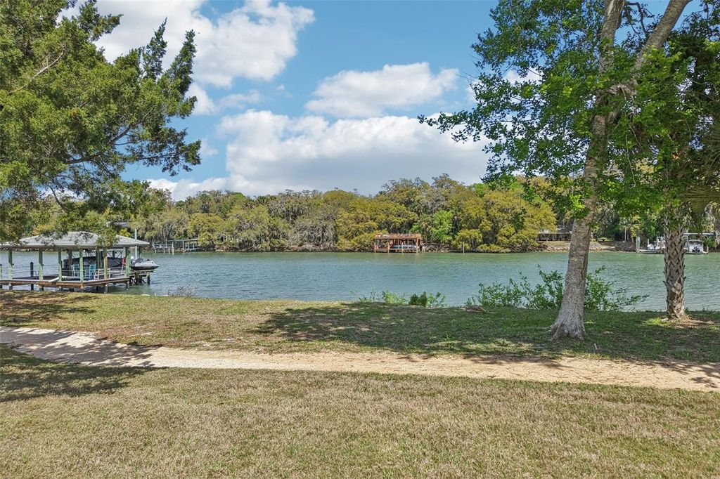 Image 45 of property listing at 101 LONGVIEW WAY N, Palm Coast, FL 32137