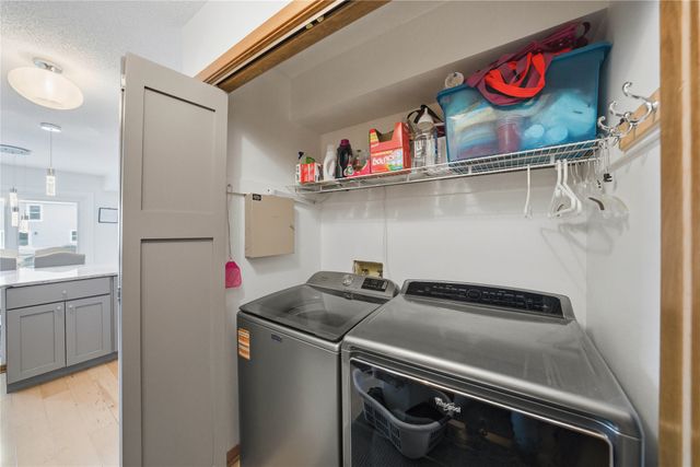 2536 Pine Circle, Urbandale, IA 50322