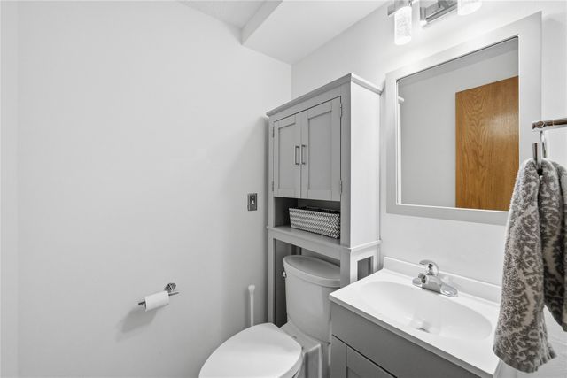 2536 Pine Circle, Urbandale, IA 50322