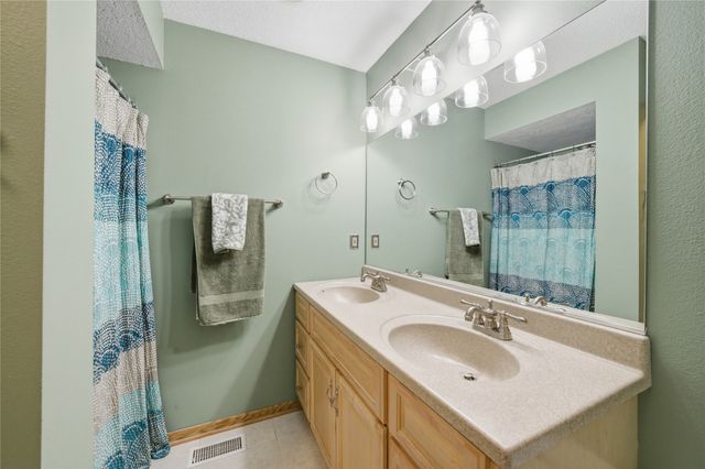 2536 Pine Circle, Urbandale, IA 50322