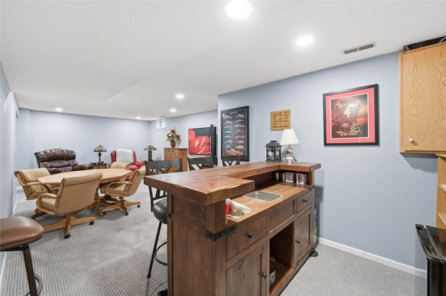 2536 Pine Circle, Urbandale, IA 50322