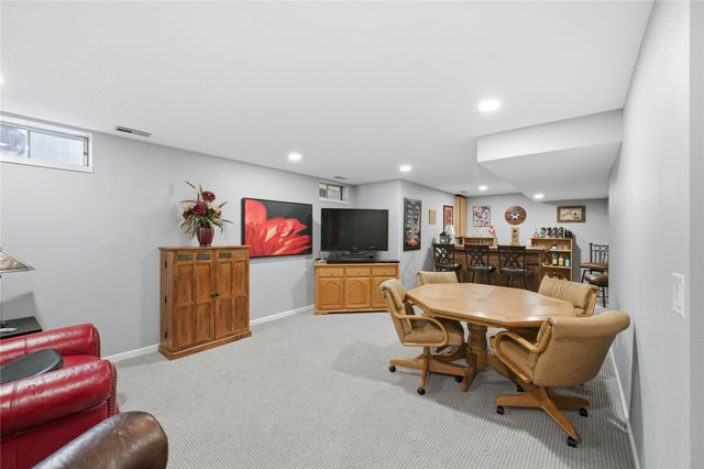 2536 Pine Circle, Urbandale, IA 50322