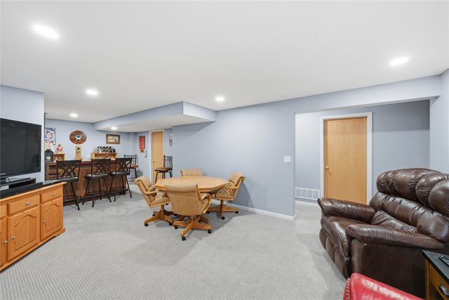 2536 Pine Circle, Urbandale, IA 50322