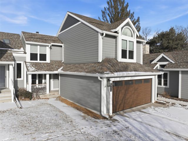 2536 Pine Circle, Urbandale, IA 50322