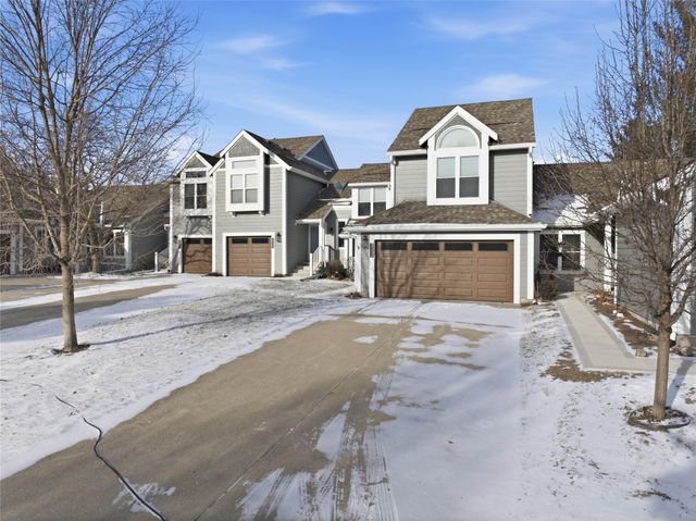 2536 Pine Circle, Urbandale, IA 50322