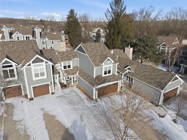 2536 Pine Circle, Urbandale, IA 50322