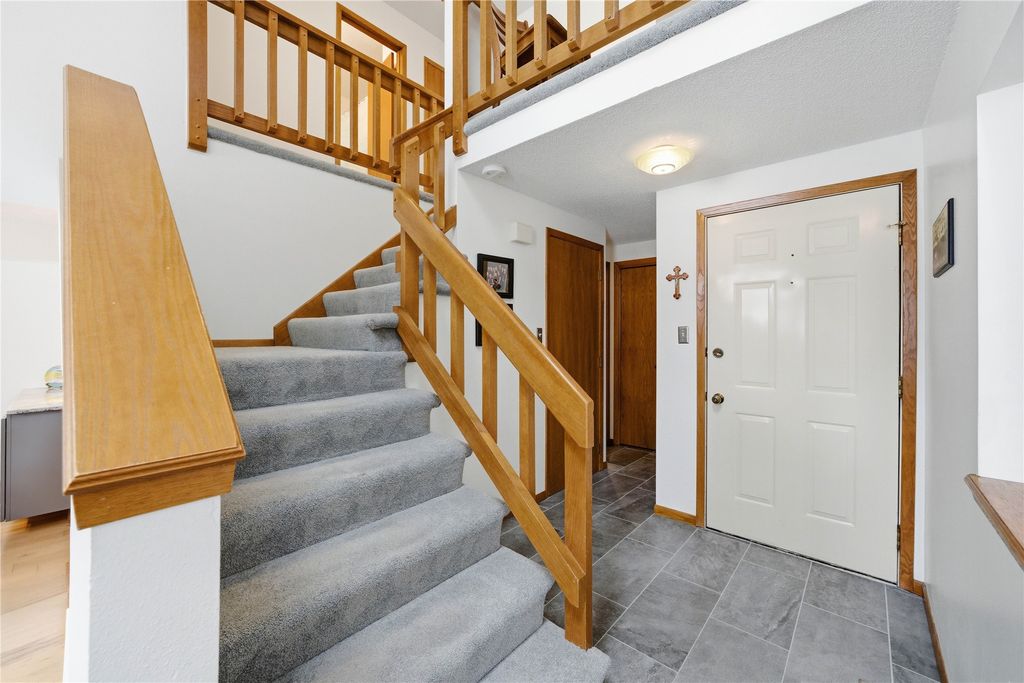 2536 Pine Circle, Urbandale, IA 50322