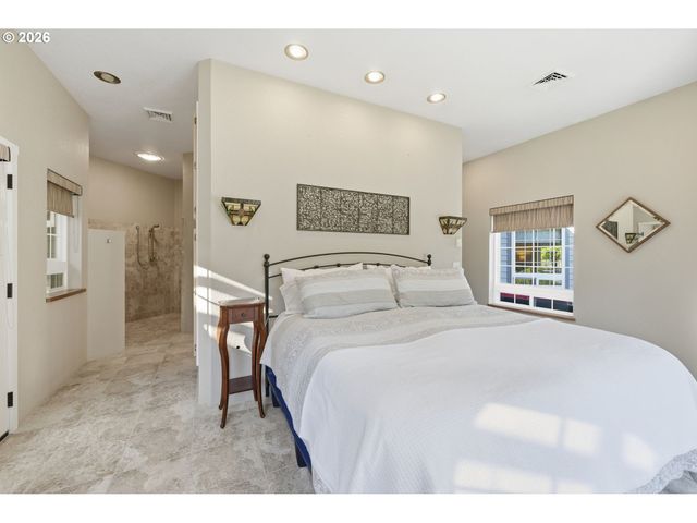 5200 DUNEWOOD Dr, Florence, OR 97439