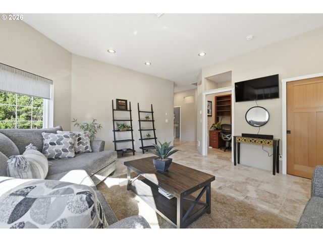 5200 DUNEWOOD Dr, Florence, OR 97439