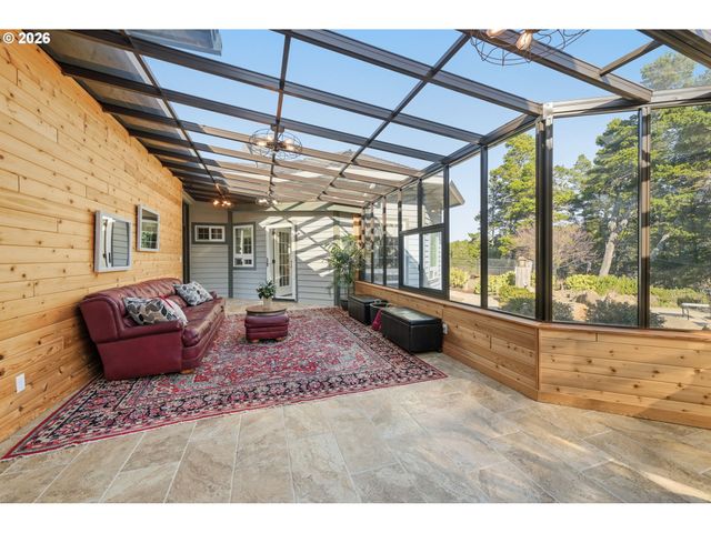 5200 DUNEWOOD Dr, Florence, OR 97439