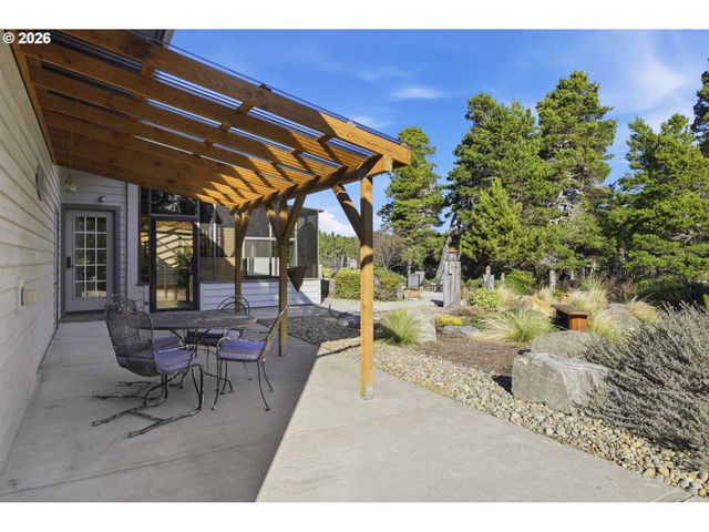 5200 DUNEWOOD Dr, Florence, OR 97439