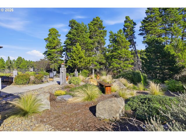 5200 DUNEWOOD Dr, Florence, OR 97439