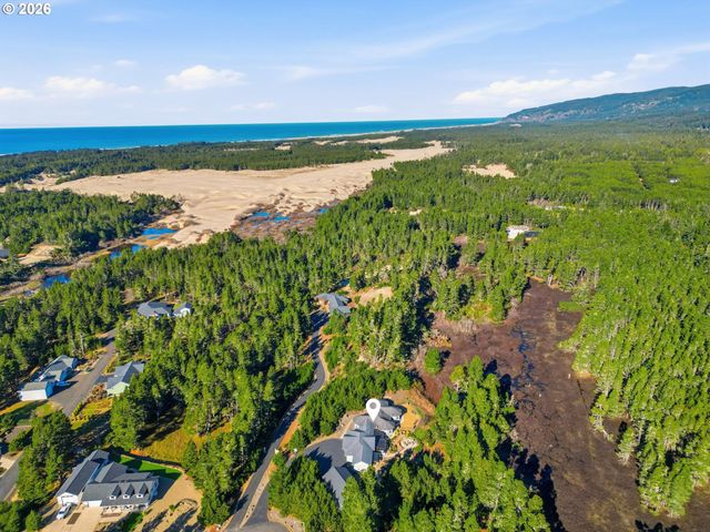 5200 DUNEWOOD Dr, Florence, OR 97439