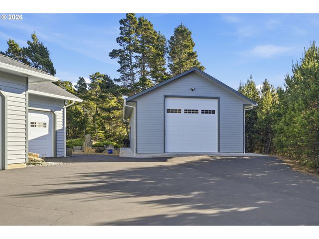 5200 DUNEWOOD Dr, Florence, OR 97439