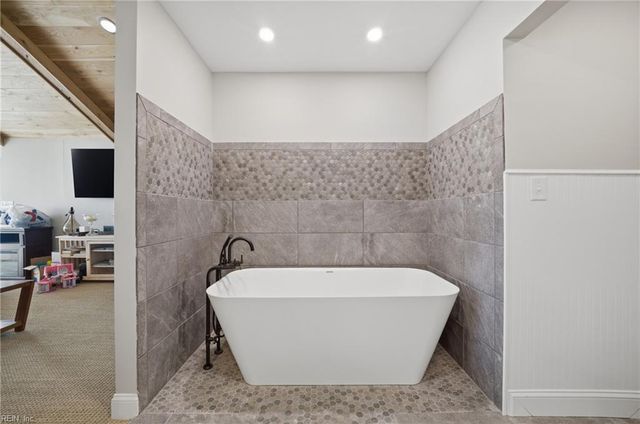 14 Eagle Point RD, Hampton, VA 23669