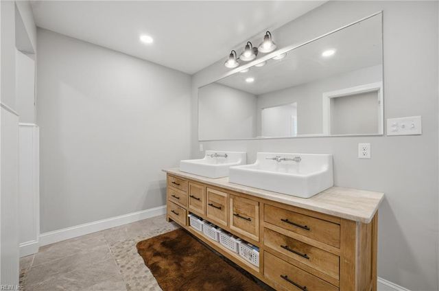 14 Eagle Point RD, Hampton, VA 23669