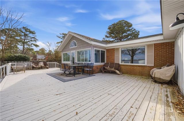 14 Eagle Point RD, Hampton, VA 23669