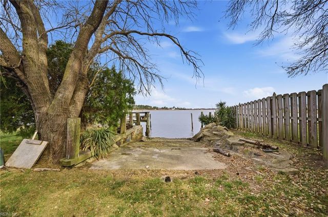 14 Eagle Point RD, Hampton, VA 23669