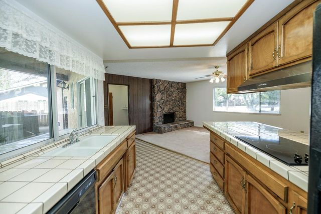 1221 Mist Flower Ct, Modesto, CA 95355