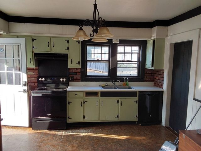 96 East St, Ware, MA 01082