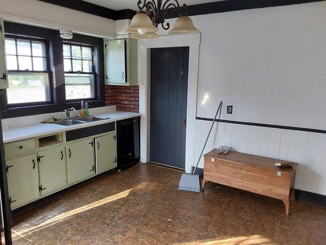 96 East St, Ware, MA 01082