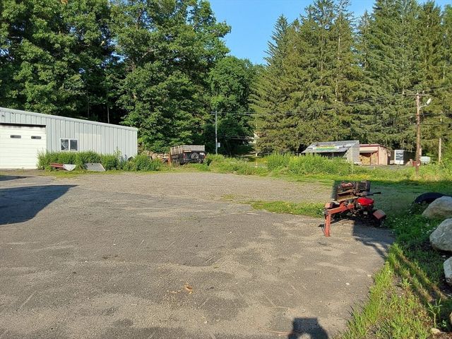 96 East St, Ware, MA 01082