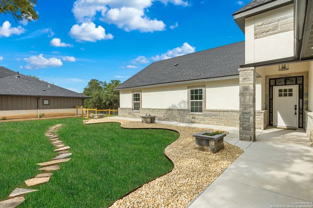 808 Heinen Road, Bandera, TX 78003