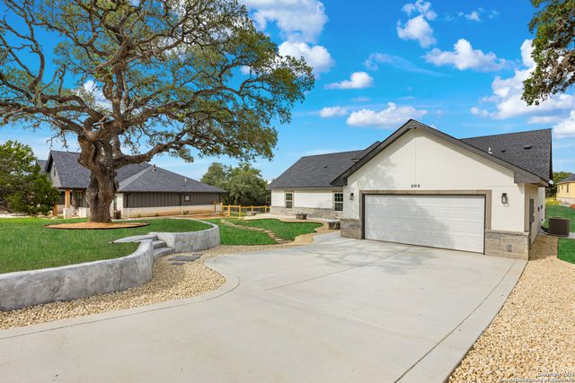 808 Heinen Road, Bandera, TX 78003